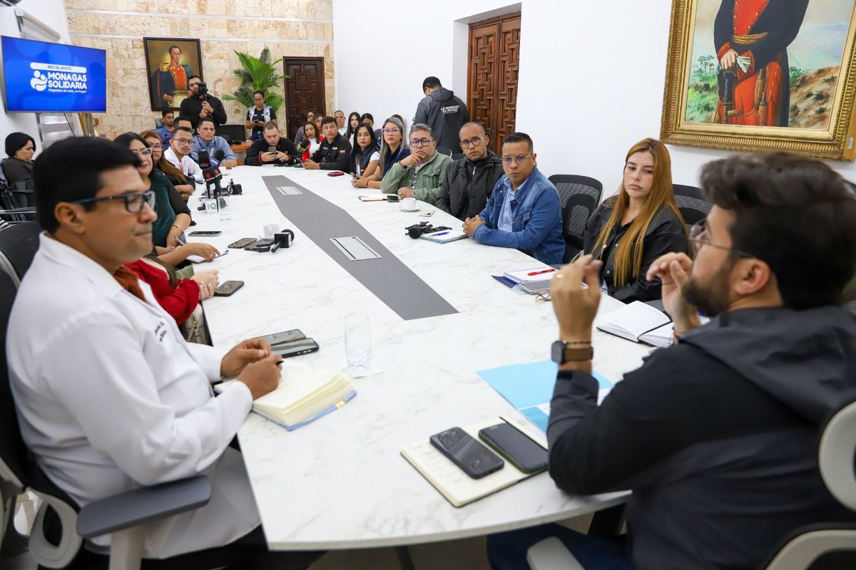 sntpvenezuela's tweet photo. #AlertaSNTP | El gobernador de Monagas, Ernesto Luna, intentó imponer restricciones a la cobertura periodística sobre las personas afectadas por los terremotos que han sido trasladadas a la entidad.
Durante una reunión realizada este #16Jul con directores de medios y corresponsales, Luna, junto al psicólogo Trino Gascón, pidió a los periodistas no entrevistar a los sobrevivientes provenientes de La Guaira durante un período de entre 15 días y tres meses, bajo el argumento de proteger su salud mental.
Además, indicó que cualquier cobertura sobre estas personas debía notificarse previamente a la Gobernación, desde donde se ofrecerían orientaciones.
El gobernador también advirtió que determinadas coberturas periodísticas podrían derivar en acciones judiciales.
Estas instrucciones constituyen un intento de censura previa y una restricción ilegítima al ejercicio del periodismo. Ninguna autoridad puede decidir qué hechos pueden ser cubiertos ni impedir el acceso de la prensa a fuentes de información de interés público.
Los periodistas cuentan con la formación y la responsabilidad ética necesarias para informar con sensibilidad en contextos de tragedia. 
Exigimos al gobernador Ernesto Luna cesar cualquier intento de interferir en la labor de la prensa y garantizar el libre ejercicio del periodismo.