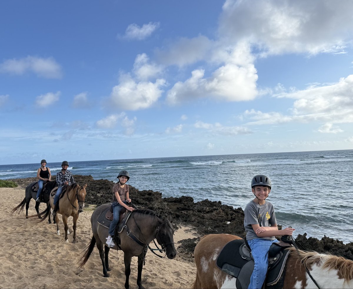 jonathanhatami's tweet photo. Beautiful morning on the North Shore for a ride with the Hatami familia. Good morning and Aloha 🤙🏽🌊🏄🏽‍♂️🌈🌺⛰️🥥🐠☀️ https://t.co/8bYu8PHl8W