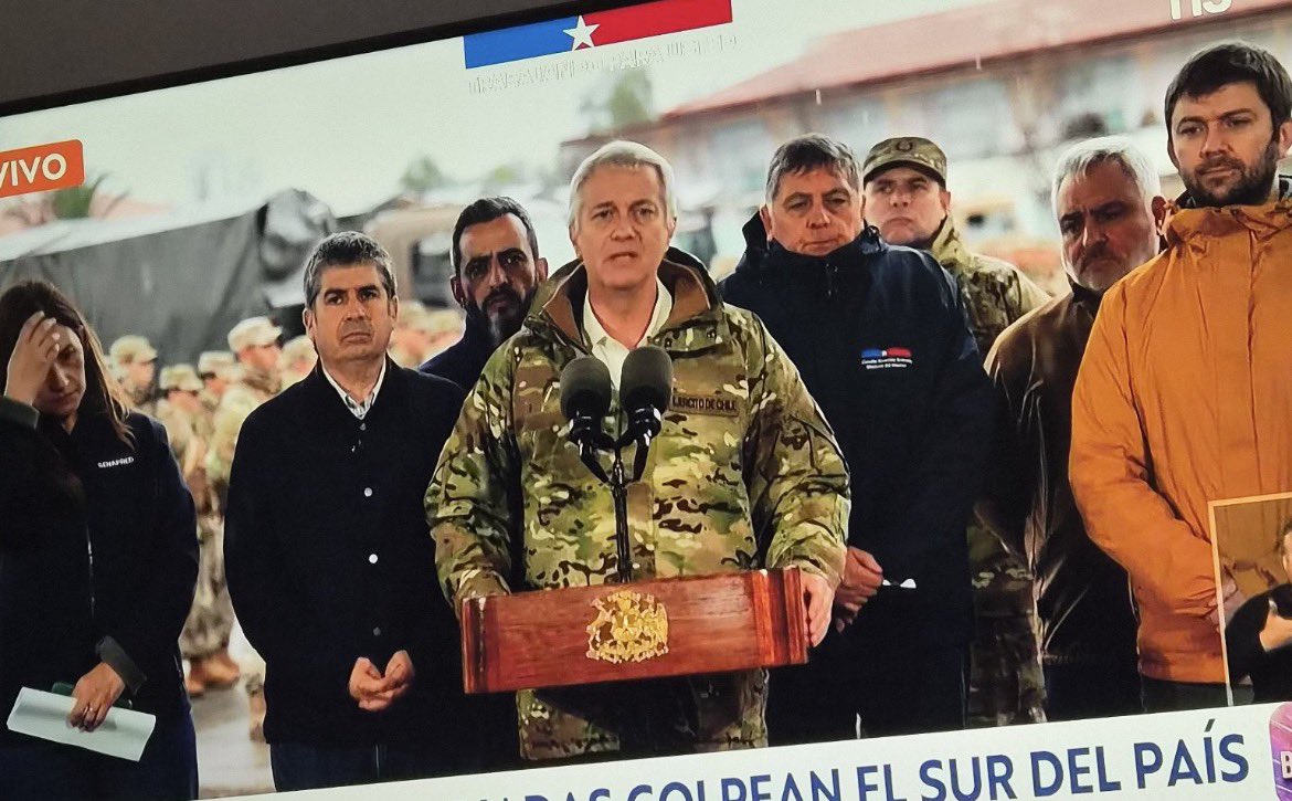 k_______280's tweet photo. @mauricioedz Y tiene que jugar a ser militar y vestirse como uno para sentirse valiente y cumplir su fantasía 🤣 https://t.co/AVYSf8ac8y