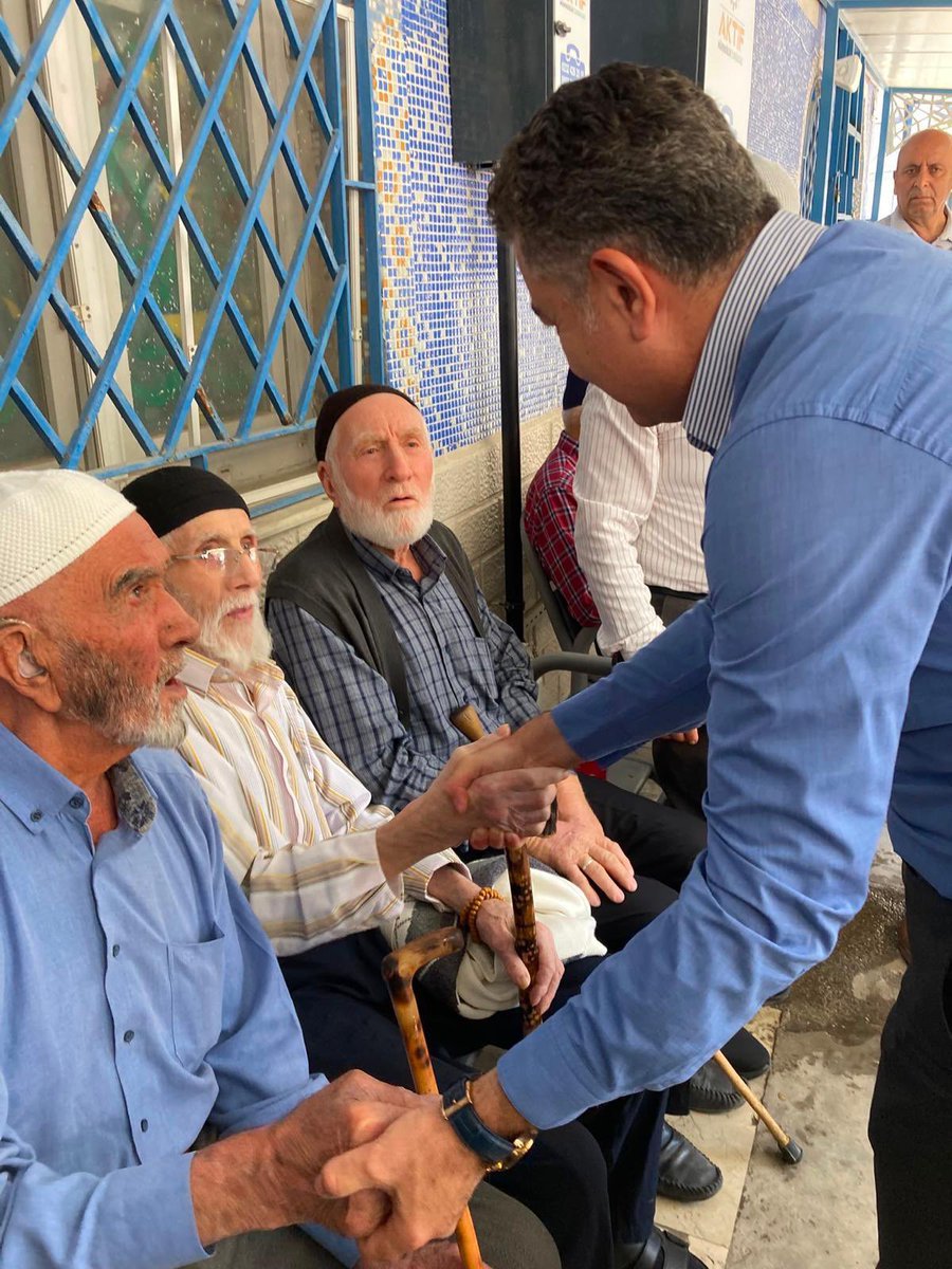 Konakkaymakamlk's tweet photo. Konak Kaymakamımız Sayın Ediz SÜRÜCÜ, Gültepe Mareşal Fevzi Çakmak Camii’nde eda edilen Cuma namazının ardından vatandaşlarla bir araya geldi.

Cami cemaatiyle bir süre sohbet eden Kaymakamımız Sayın Ediz SÜRÜCÜ, vatandaşların talep ve görüşlerini dinledi. Samimi bir ortamda gerçekleşen buluşmada, birlik ve beraberliğin önemine vurgu yapıldı.