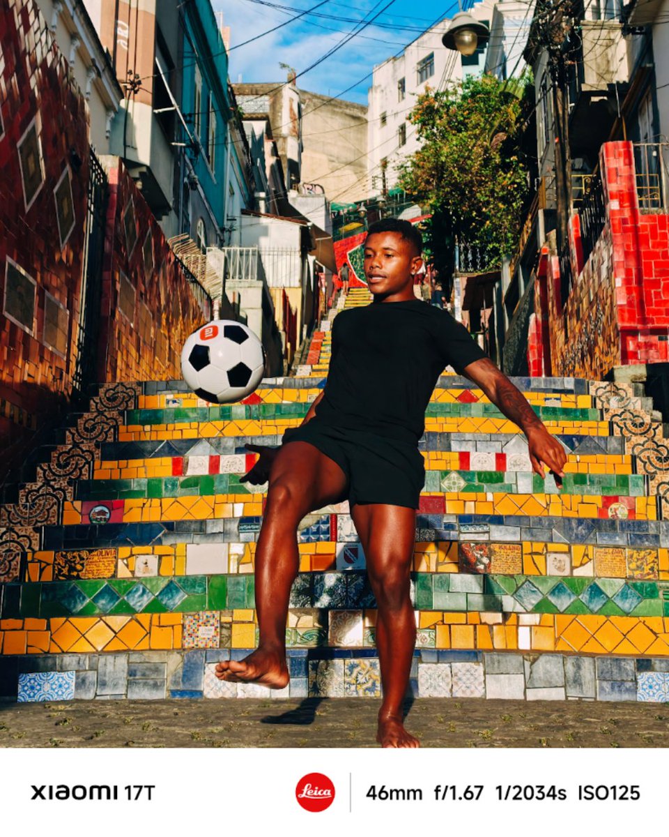 XiaomiBrasil's tweet photo. Eles não têm estádio, mas têm uma bola. E isso basta.

No meio da escadaria colorida, o sonho é maior que o mundo.

Mas o futebol nunca cabou em um só jogo. Ele está em cada esquina, cada pelada, cada bola furada que vira gol.

⚽✨ Xiaomi 17T

#BolaNaVida #FinalDaCopa2026 #Xiaomi17TnoBrasil #PequenaBolaGrandeSonho