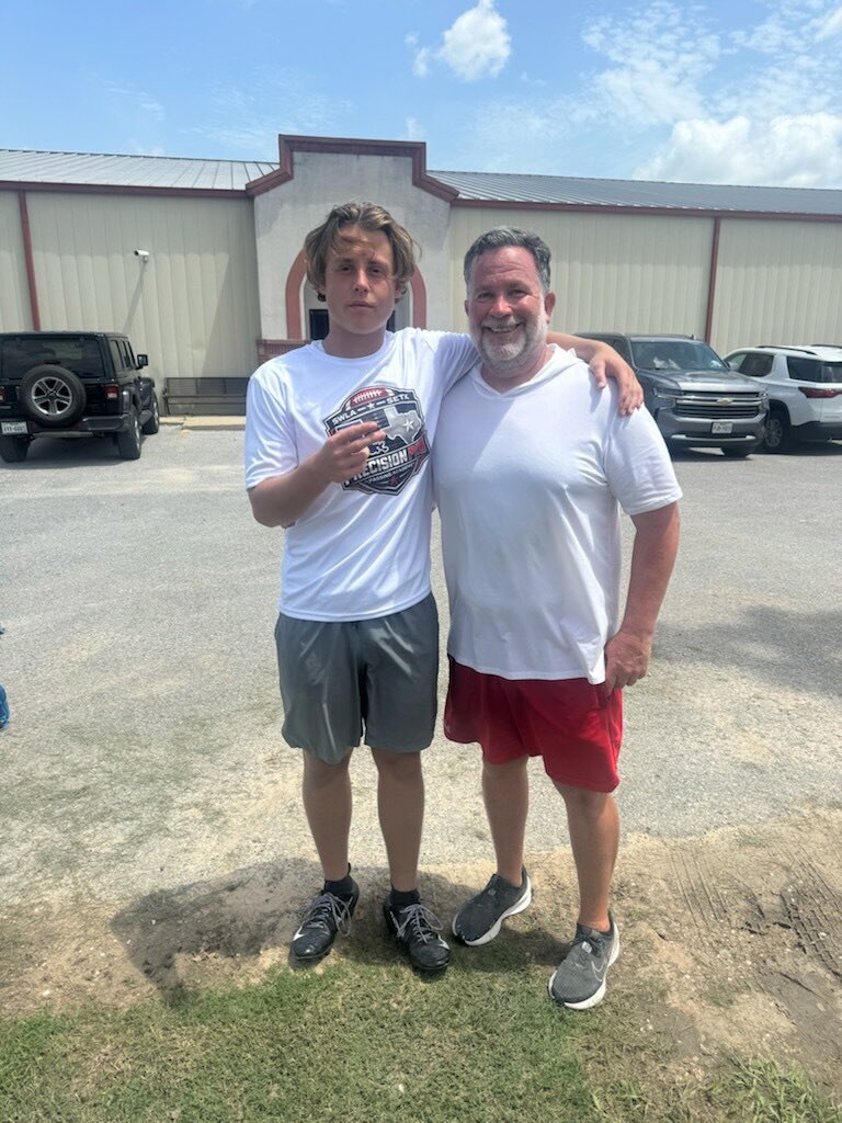 CoachTowery's tweet photo. Great first day of our Passing Academy! Awesome working with @BradyBratcher28 again! He spun it like a champion! https://t.co/IuEgR5DeQ2