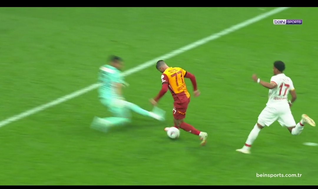 linkdirekt's tweet photo. @SaracogluSports @TFF_Org Hocam pozisyon penaltı da değil zaten kalecinin ayağına gsli futbolcunun ayağı temas ediyor. aten dikkat edin penaltı gelene kadar maçı açıp izleyiniz sürekli gol atmak değil penaltı alma çabası var takımın teknik ekibinde bununla ilgili talimatları anlaşılıyor maç içinde https://t.co/nQ0juQRwvK