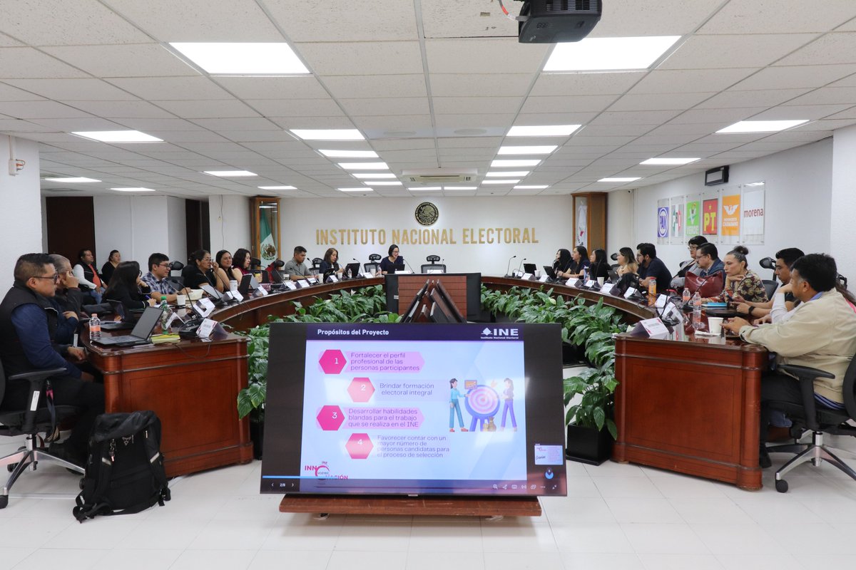 INECDMX's tweet photo. Hoy, en #INECDMX, la Mtra. Yesenia Nava Manzano, Vocal de Capacitación Electoral y Educación Cívica Local, llevó a cabo una reunión de trabajo con sus homólogos distritales, para presentar el Proyecto "Ciclo de Formación para Aspirantes a Prestadores de Servicios en el INE 2026" https://t.co/BzzEX5fYpm