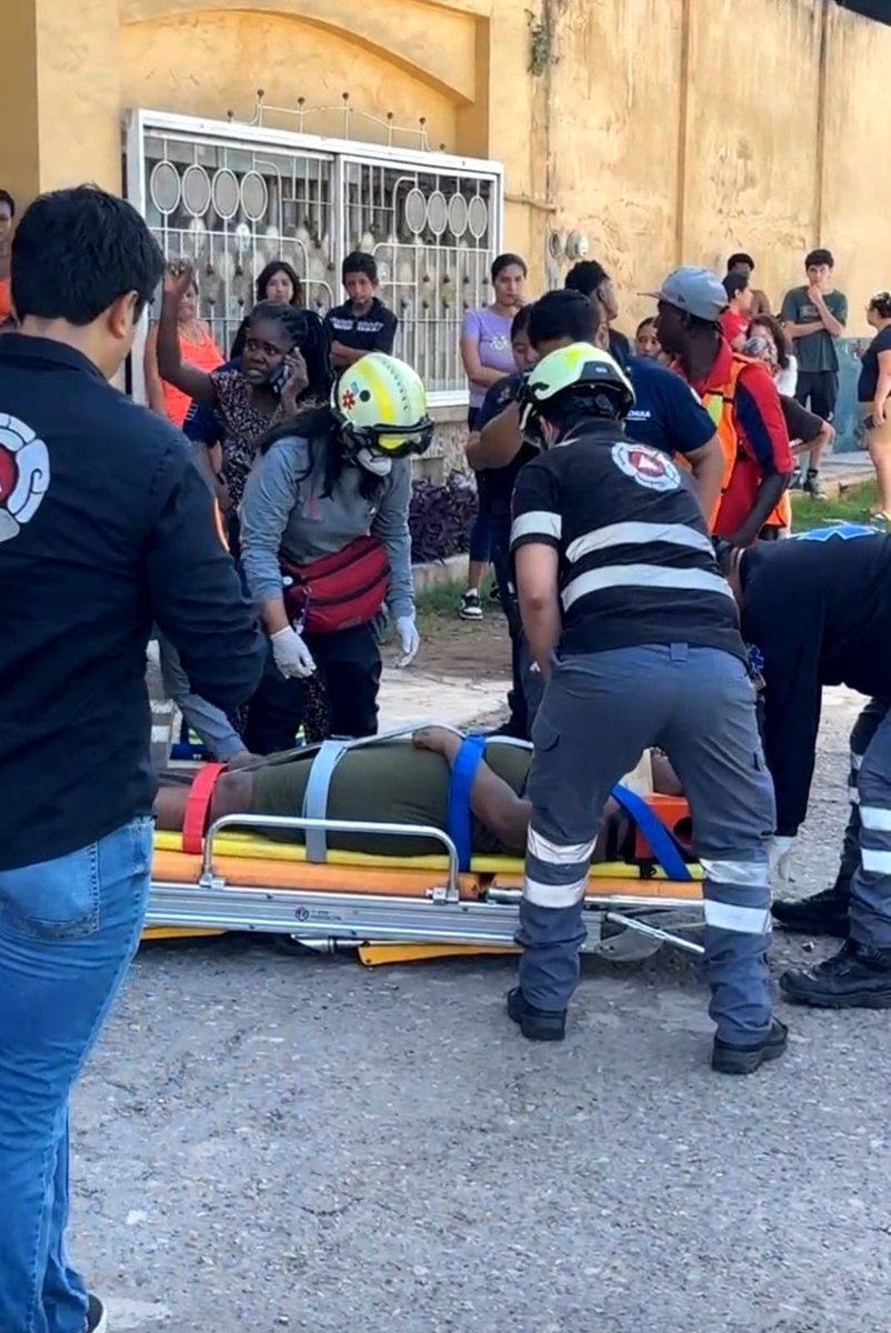 alertanoti's tweet photo. MUJER SE LANZA DESDE UN TERCER PISO EN MEDIO DEL SISMO EN MÉXICO

Una migrante originaria de Haití se lanzó desde un tercer nivel durante el fuerte sismo que sacudió la mañana de este viernes a Tapachula, Chiapas, México, en medio de momentos de desesperación provocados por el movimiento telúrico.

De acuerdo con la información disponible, la mujer reaccionó de forma precipitada ante la emergencia y cayó desde el edificio. Equipos de socorro acudieron rápidamente para brindarle atención en el lugar.

Milagrosamente, la migrante sufrió únicamente golpes leves y fue trasladada a un hospital para recibir atención médica y descartar lesiones de mayor gravedad. Las autoridades reiteraron el llamado a mantener la calma y seguir los protocolos de evacuación durante este tipo de emergencias.
