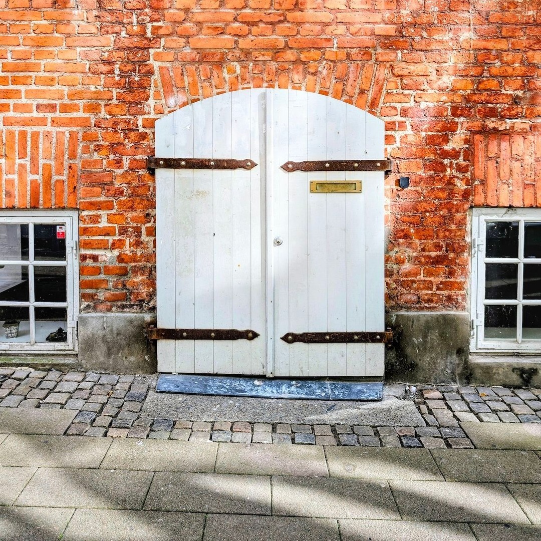 SidewalkSafari's tweet photo. White doors in Helsingør, Denmark
#Helsingør #VisitNordsjælland #MitHelsingør #VisitDenmark #DanmarkDejligst https://t.co/WrC0YqNXDz https://t.co/nYMgBjR8uA