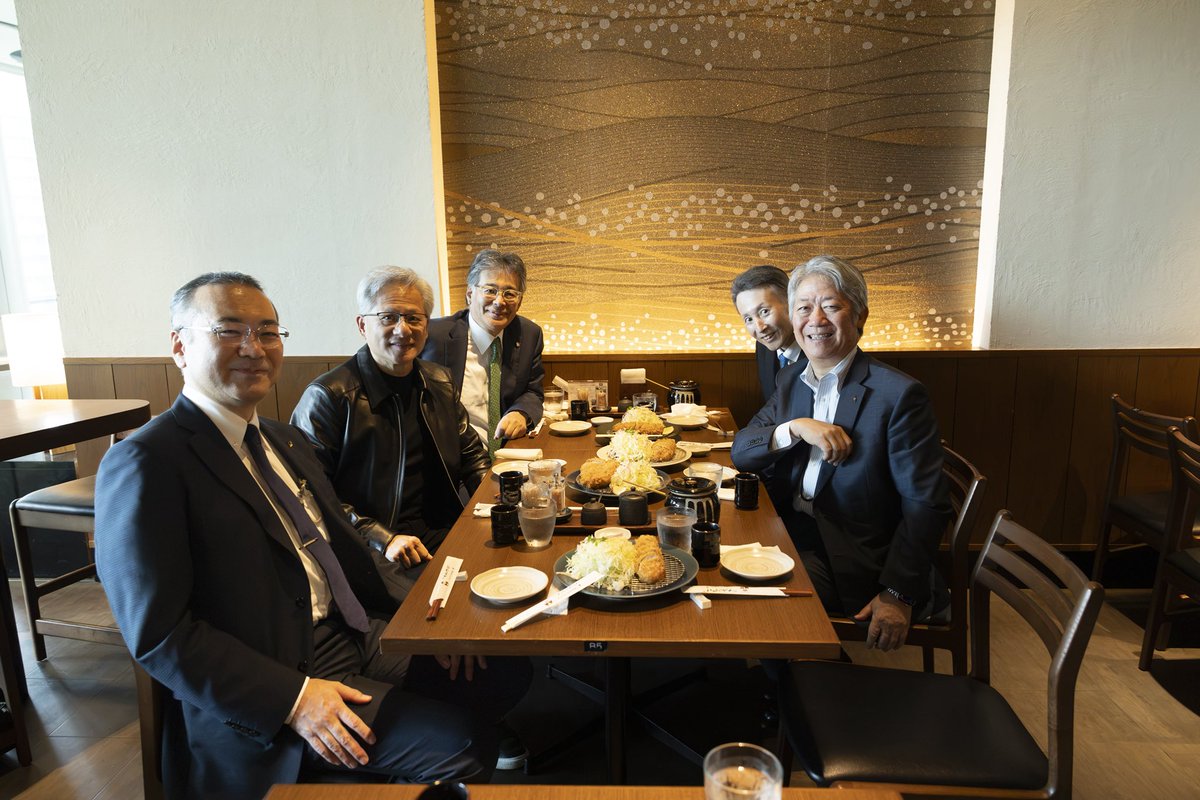 hppzyy's tweet photo. 今天在东京，NVIDIA首席执行官黄仁勋与富士通、川崎重工、FANUC和安川电机的领导者们齐聚一堂。 他们共同努力，将物理AI从国家愿景带入全球各产业工厂的生产一线 The future is here. https://t.co/s6meE4kQrY