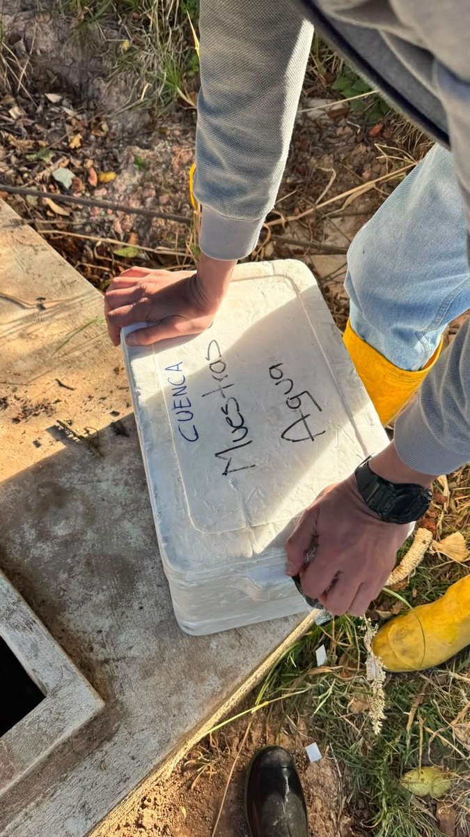 Agricultura_CZ6's tweet photo. #Azuay | El equipo técnico de Riego Parcelario Tecnificado realizó la toma de muestras de agua para análisis de calidad en la Asociación Agropecuaria Cochaseca, parroquia El Progreso #Nabón, como parte de los estudios de prefactibilidad para subproyecto de riego tecnificado. 💧🌱 https://t.co/ASBr8FsbCg