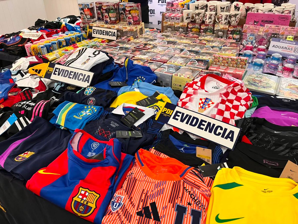 PDI_Magallanes's tweet photo. ⭕️ PDI y Aduanas incautan más de 1.200 artículos falsificados en #PuntaArenas, avaluados en 7 millones de pesos.

🔹 Detectives de la Brigada de Delitos Económicos detuvieron a 2 hombres por infringir la Ley de Propiedad Industrial. https://t.co/blNpBnaOO0
