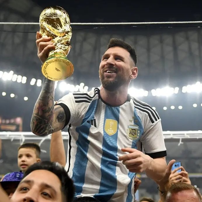 MessiXtraHQ's tweet photo. 🚨 𝗗𝗜𝗗 𝗬𝗢𝗨 𝗞𝗡𝗢𝗪: In 2016, Leo Messi walked out of MetLife Stadium heartbroken after losing the Copa América final and announced his retirement from International football.

Now a decade later, he returns to the very same stadium to play in the 2026 FIFA World Cup Final. 🤯

From saying goodbye after 4 straight final defeats to potentially saying farewell as the winner of 4 consecutive finals at the exact same stadium.

It's almost like a movie script written by fate. ✨🐐