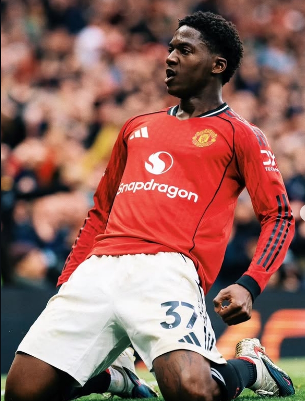 heysam44's tweet photo. Keep your head up king. Uneasy lies the head that wears the crown. Real ones know how disciplined and focused you are and once again you'll silence all haters. The football would do the talking and just like before all agenda would die a natural death.
 #GGMU #MUFC #REDDEVILS https://t.co/4RoiUbUJTh
