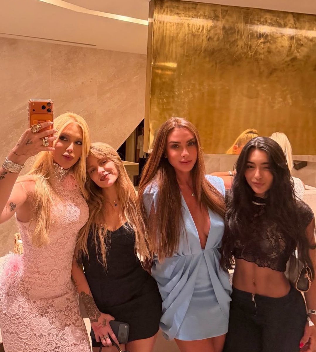 nicolebahls's tweet photo. As meninas resolveram sair… 🌸💖💫 https://t.co/esaHkFGbYQ