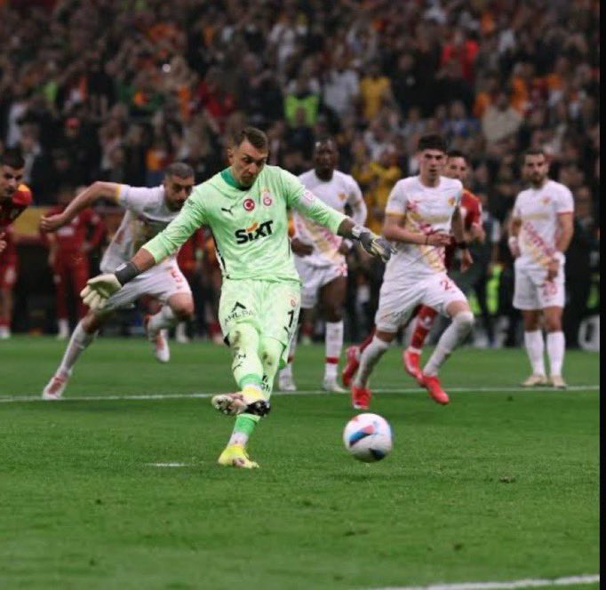SolAcik1907's tweet photo. Şike ve bahis soruşturmasında gözaltına alınan Galatasaray yöneticisi Maruf Güneş'in "Muslera penaltıdan gol atar" seçeneğine yüklü miktarda bahis aldığı iddia edildi. https://t.co/4sScYwyEfx