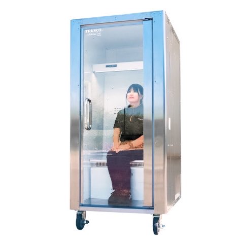 DenjinK's tweet photo. A Japanese company has started to roll out portable “human refrigerators” inspired by vending machines to help people battle Japan’s soul-crushing heat 🥵 https://t.co/QnMegBTkzX