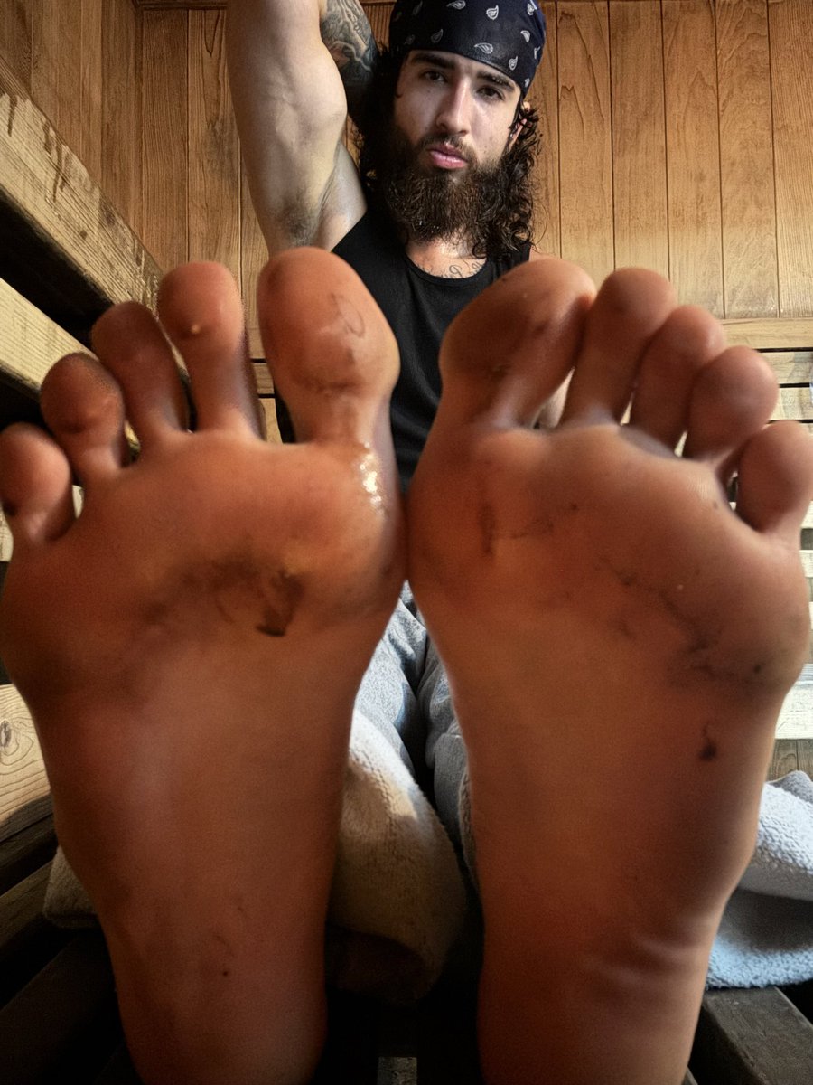FindomFrank1's tweet photo. Perfect day to worship stinky feet🥵 https://t.co/EZGT19lvIi