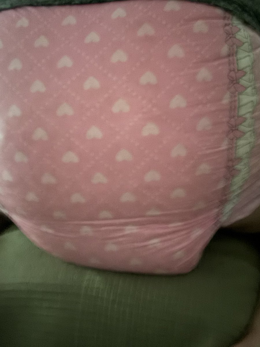 LittleDergMirx's tweet photo. It’s Friday so of course it means some diaper time with this time some more of a girly diaper~

#abdl #sissy #diaper #diaperboy #diaperfriday #BDF https://t.co/9DcGkPV1co