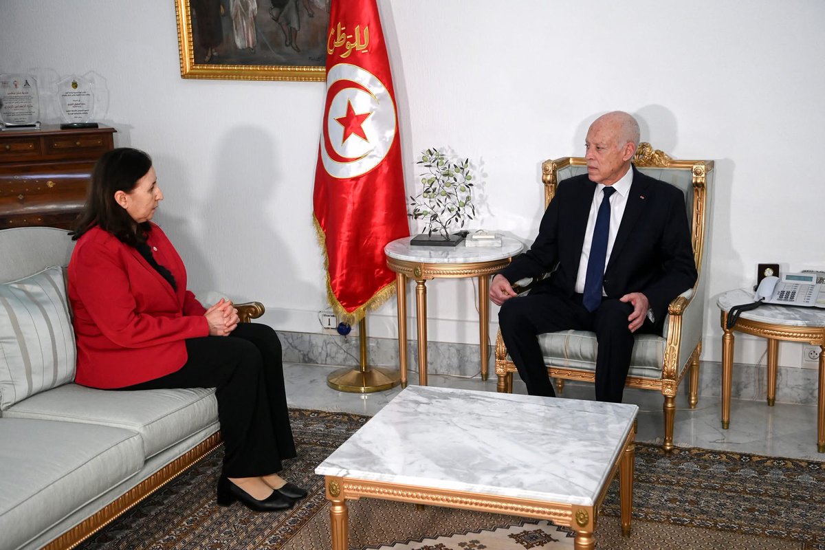 tunistribune's tweet photo. 🛑🇹🇳 #Tunisie Le président Kaïes Saïed victime d’un infarctus 

Selon le journal italien El Foglio, le président Kaïes Saïed aurait été admis en urgence à l'Hôpital militaire de Tunis suite à un infarctus ayant nécessité une intervention chirurgicale immédiate. 

Dans son exclusivité signée par le journaliste Luca Gambardella, Il Foglio évoque précisément « l'infarctus du président, tenu secret » (L'infarto del presidente, tenuto segreto) pour décrire les raisons de son hospitalisation d'urgence.

Le journal précise que cet incident est entouré du plus strict secret par les autorités pour éviter de nourrir les spéculations.

Pour l'instant, la présidence tunisienne n'a pas communiqué officiellement pour confirmer ou infirmer ces détails spécifiques. 

La situation reste à suivre de près à travers les canaux officiels et les médias d'investigation pour démêler les faits des rumeurs.
