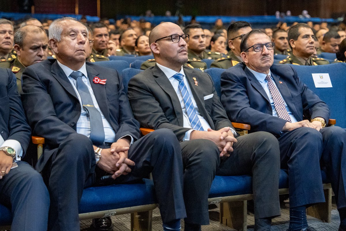 AlejoMunante's tweet photo. 🇵🇪🪖#DefensaNacional | Gracias a la gentil invitación del Centro de Estudios Estratégicos del @EjercitoPeru (CEEEP), asistí a la conferencia magistral "América Latina en el Nuevo Escenario Geopolítico Mundial", en el Auditorio del Cuartel General del Ejército. 

El Dr. Román D. Ortiz, analista internacional con más de 25 años de experiencia en geopolítica y seguridad regional, expuso sobre "La nueva geopolítica de América Latina: de isla de estabilidad a espacio de competencia estratégica". Un análisis necesario para entender cómo la presencia de China y Rusia en la región, la disputa por recursos estratégicos y los nuevos desafíos hemisféricos exigen que el Perú fortalezca su capacidad de análisis y su institucionalidad en defensa.

Espacios como este son clave para legislar con información rigurosa en materia de seguridad y defensa nacional.

#VamosPorMás🇵🇪 #EjercitoDelPerú