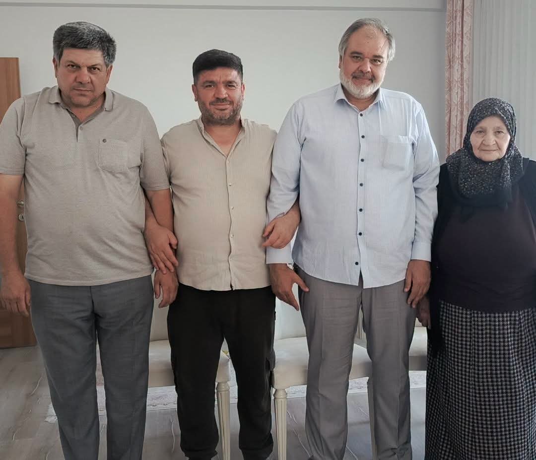 Zekeriya_Say's tweet photo. 💥 İçişleri Bakanı Mustafa Çiftçi'nin "hafız" olduğunu bilmeyeniniz yoktur...
*
Meğer kardeşleri Ömer Çiftçi ve Mehmet Çiftçi de hafız imiş. 
*
Ne mutlu...
*
Bu karede kardeşleri ve annesi bulunuyor... https://t.co/uz0kZ2NL7s
