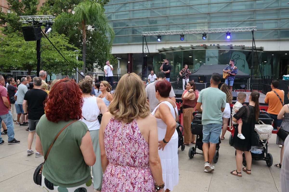 VOX_Torrent's tweet photo. 🎤¡Sona Torrent vuelve a la Plaza Unión Musical!

La música en directo vuelve con las actuaciones de Va de Rumba y The Routers.

📍Este año el recinto vuelve a contar con un Punto de Seguridad, un espacio de atención, información y prevención para disfrutar en un entorno seguro. https://t.co/ixaUbjxjRL