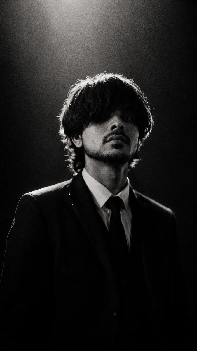 AI 生图提示词:Ultra-realistic cinematic black-and-white portrait of a young male in a formal b