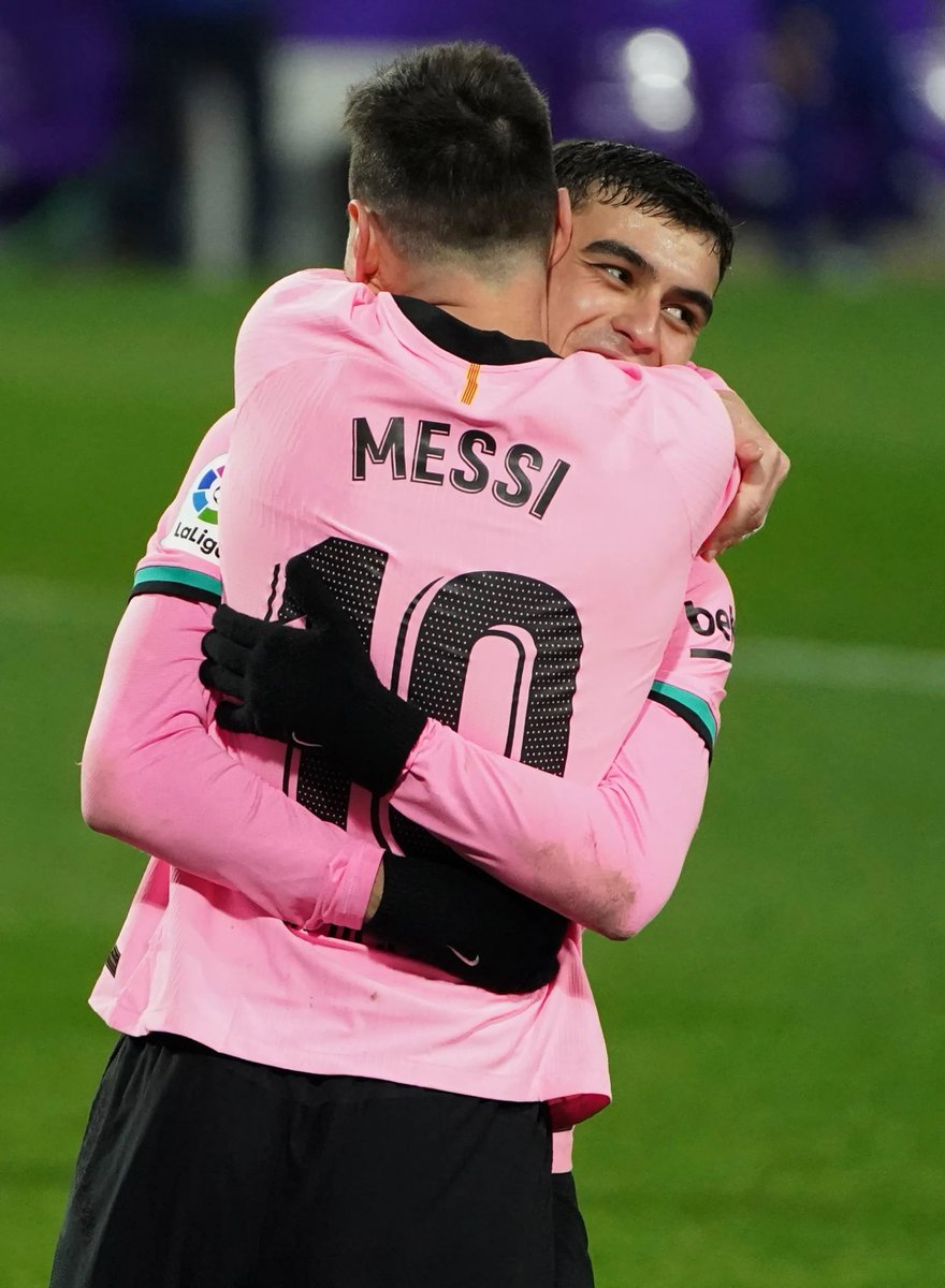 MasianBack's tweet photo. Je pense que vous ne savez pas à quel point j’attends leur retrouvailles…ça aura été court mais qu’est-ce que c’était kiffant de les voir jouer ensemble

Messi était arrivé à un stade au Barça où il cherchait des « lieutenants » qui comprenaient son jeu depuis le depart de Xavi/Iniesta et puis Pedri est apparu…c’était comme s’il retrouvait une part d’eux en lui malgré son âge à l’époque