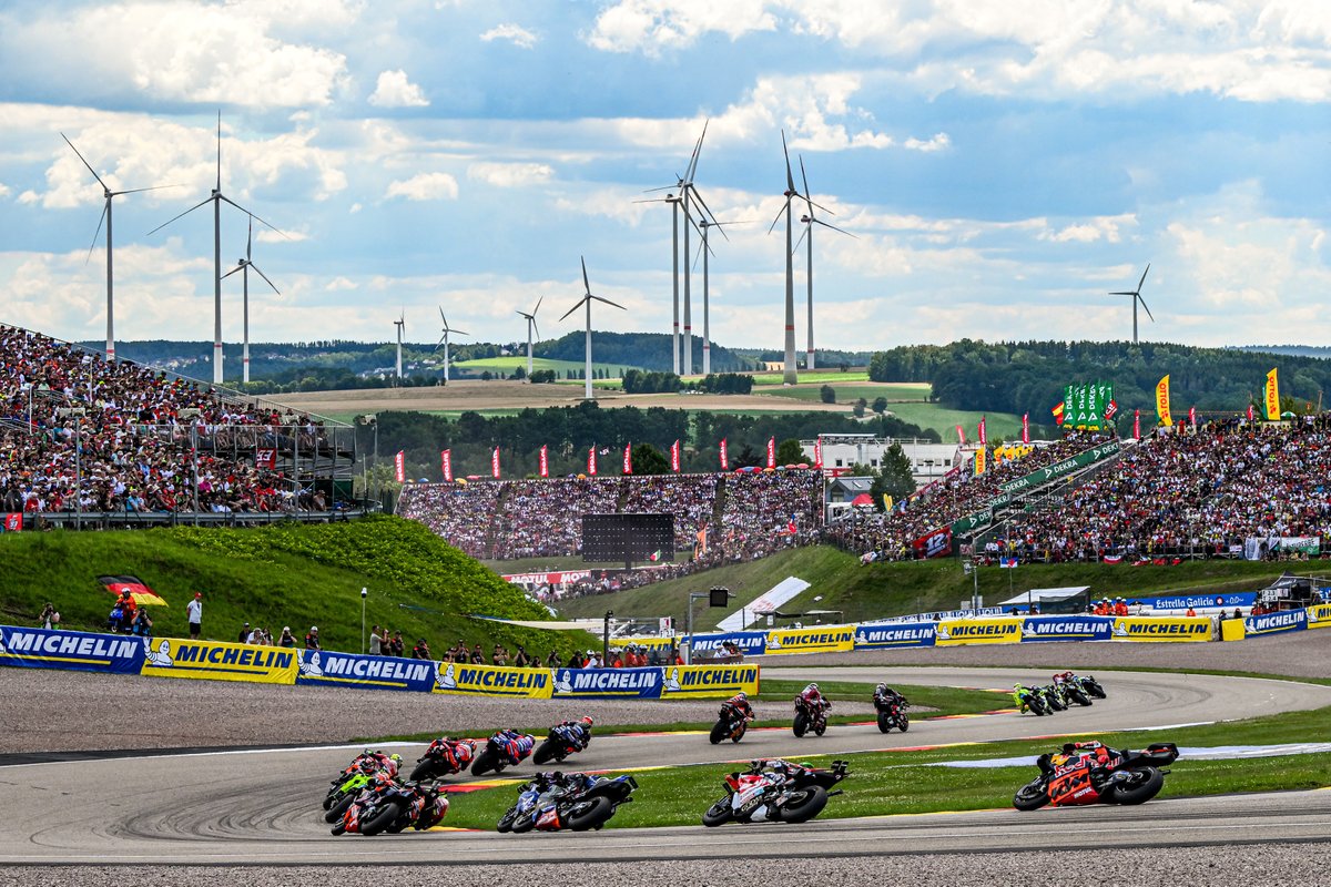 matoxley's tweet photo. Such a cool photo #MotoGP 😎😎✊✊ https://t.co/nfJsgfiMzt