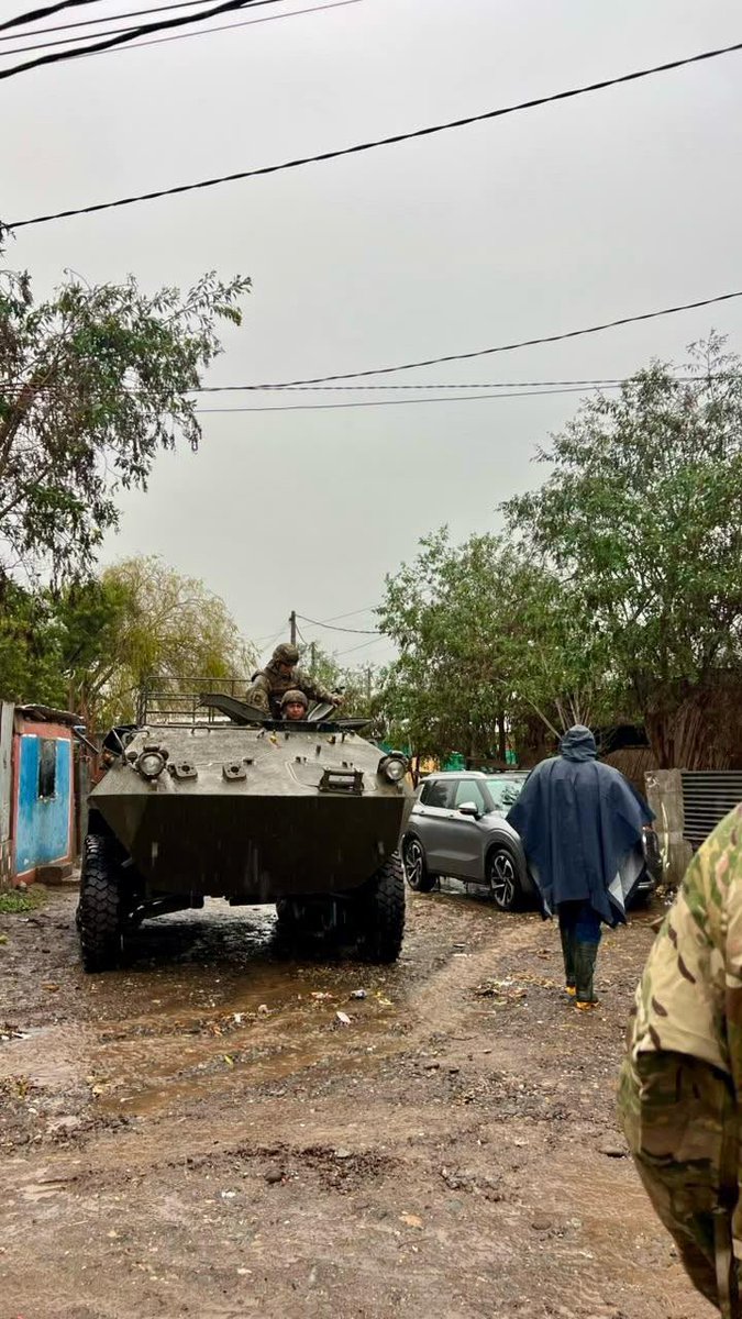 Ejercito_Chile's tweet photo. #EjércitoEnAcción🇨🇱 | Ante la emergencia provocada por el sistema frontal, personal del Regimiento de Infantería N.° 1 “Buin” se encuentra desplegado en terreno en la comuna de #Talagante, apoyando en la evacuación de los vecinos y resguardando la seguridad de las familias afectadas por las intensas lluvias.