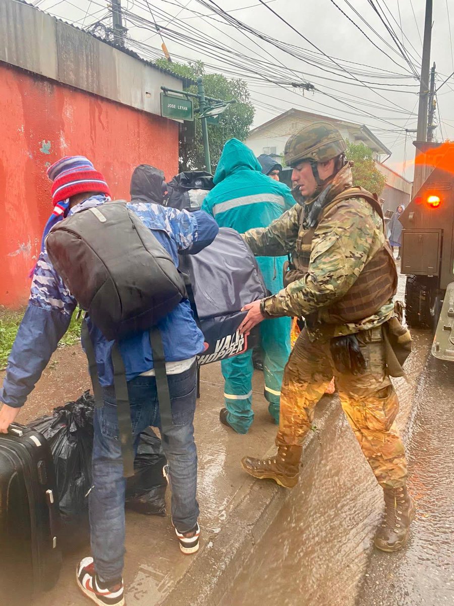 Ejercito_Chile's tweet photo. #EjércitoEnAcción🇨🇱 | Ante la emergencia provocada por el sistema frontal, personal del Regimiento de Infantería N.° 1 “Buin” se encuentra desplegado en terreno en la comuna de #Talagante, apoyando en la evacuación de los vecinos y resguardando la seguridad de las familias afectadas por las intensas lluvias.