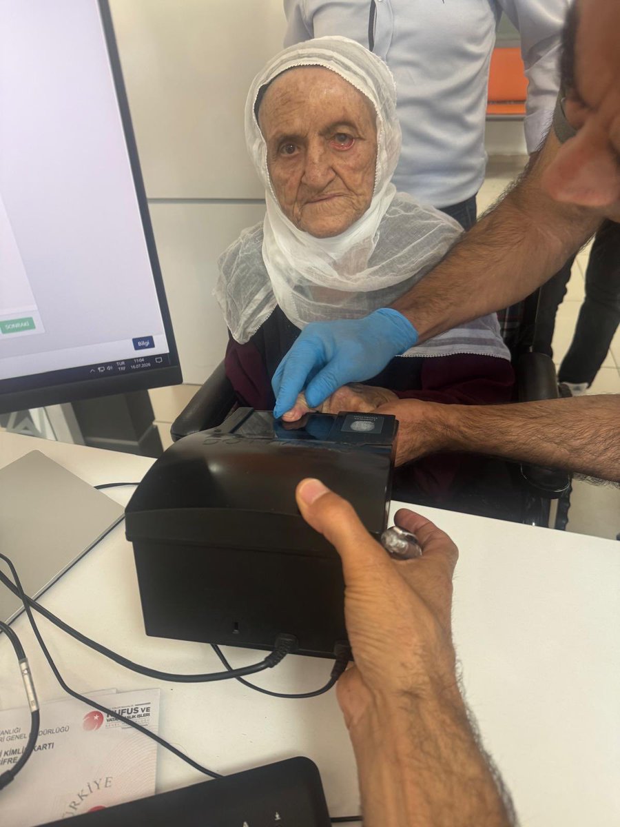 NufusSilvan's tweet photo. #AdresteNüfusHizmeti kapsamında mücbir sebep nedeniyle Müdürlüğümüze  gelemeyen 1930 doğumlu Muhsine teyzemizin 
TCKK müracaatını aldık, Kendisine Allah’tan sağlıklı ömürler dileriz
#HayatınızınHerAnında 
@cagriavci_ @osmanoguzeksi1 @TCNufus @diyarbakir_nvi @SilvanKaymakam https://t.co/Sh8HiNG1sa