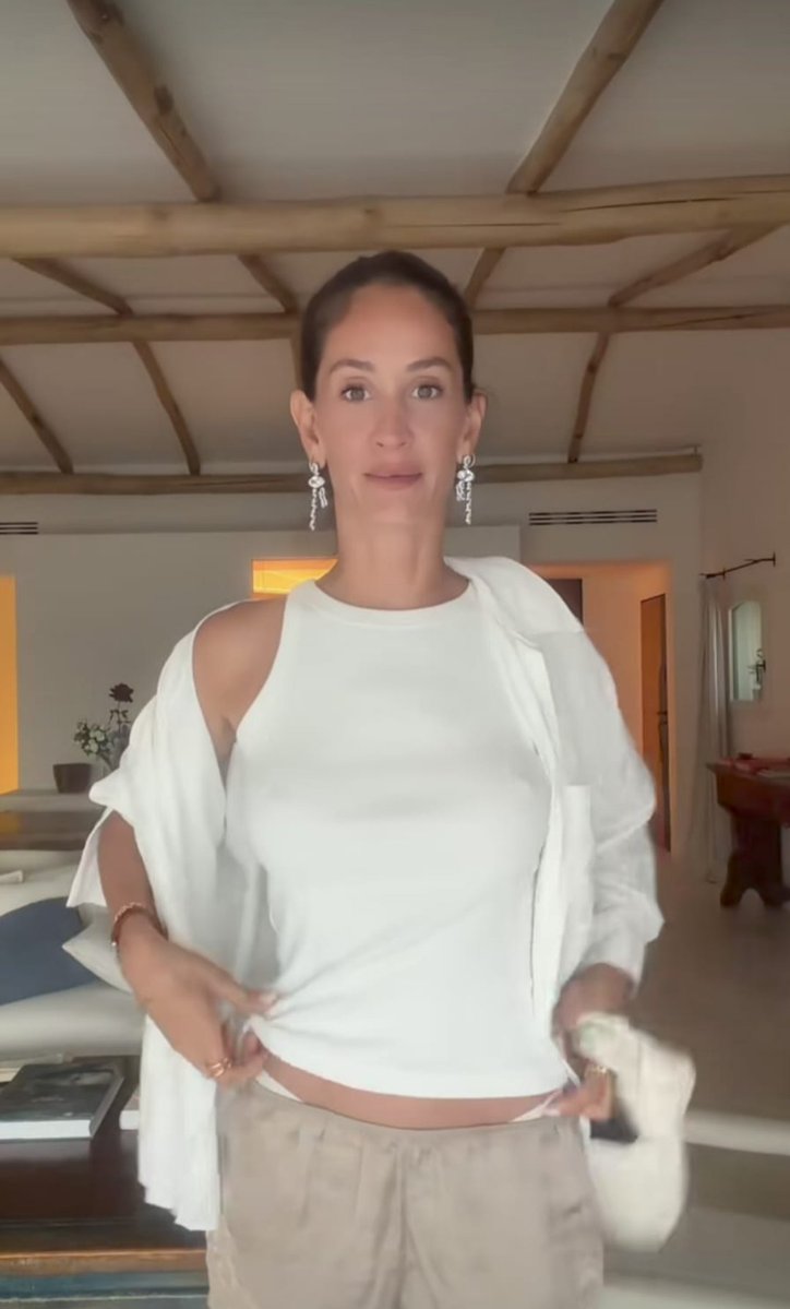 tiziana541850's tweet photo. Nuovo tik tok di Helena 
Outfit perfetto 😍 l' orologio e la camicia che raccontano tanto Amore🤗❤️✨
#prestinez #helevier https://t.co/vU4pPIEUYZ
