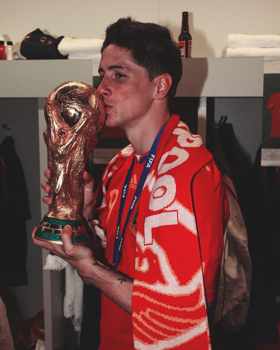 SI_FootballClub's tweet photo. When Fernando Torres celebrated winning the World Cup wearing a Liverpool scarf. https://t.co/1uuO58JZq9