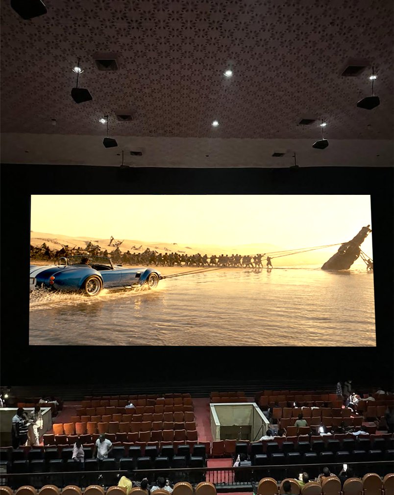 LuisValLe_A's tweet photo. La diferencia de ver La Odisea de Christopher Nolan en una sala normal de 35mm y en IMAX de 70mm es una locura. https://t.co/hMNCNRcSmj