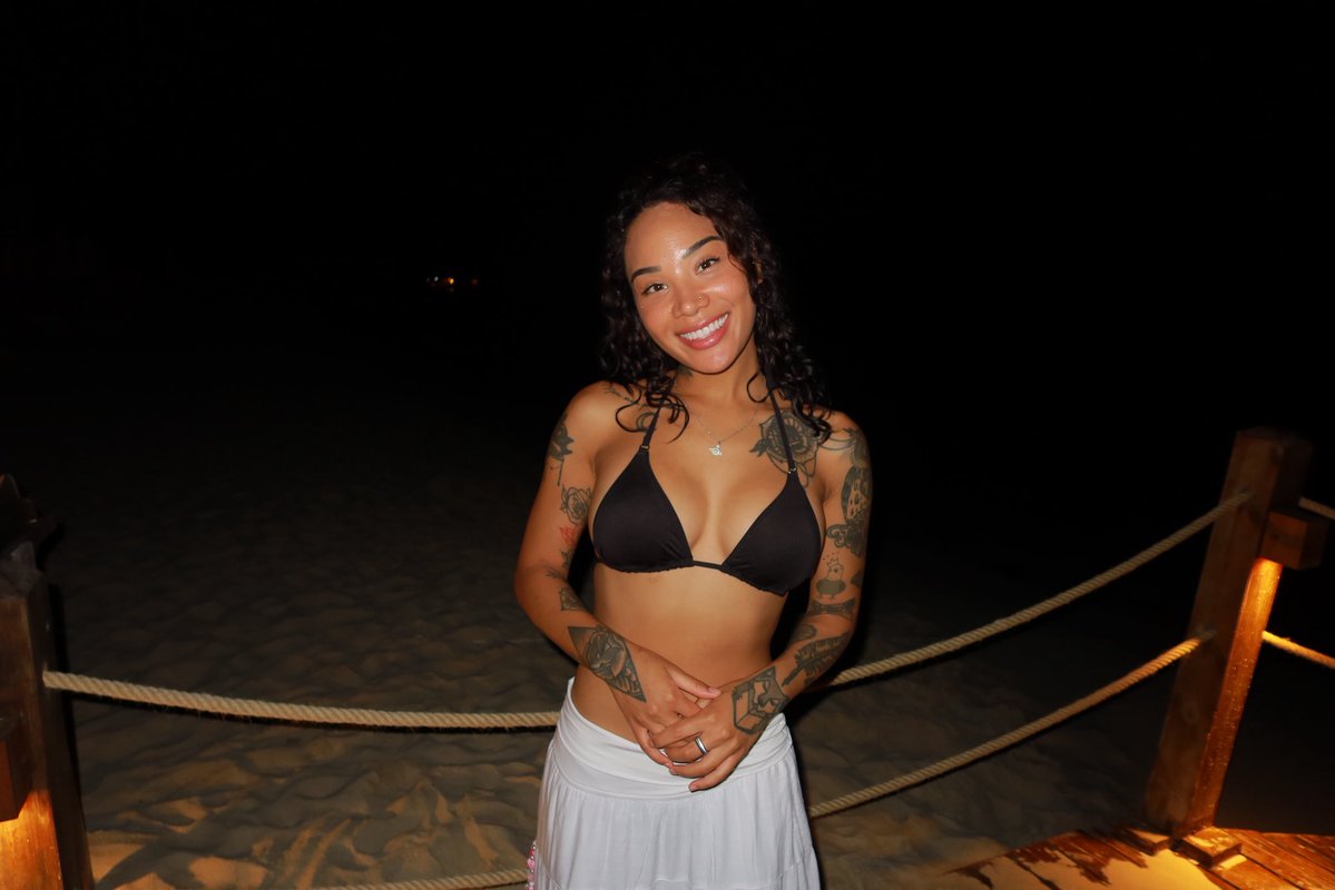 HoneyGoldxx's tweet photo. turned 33 on the low https://t.co/IcBeViuTRJ