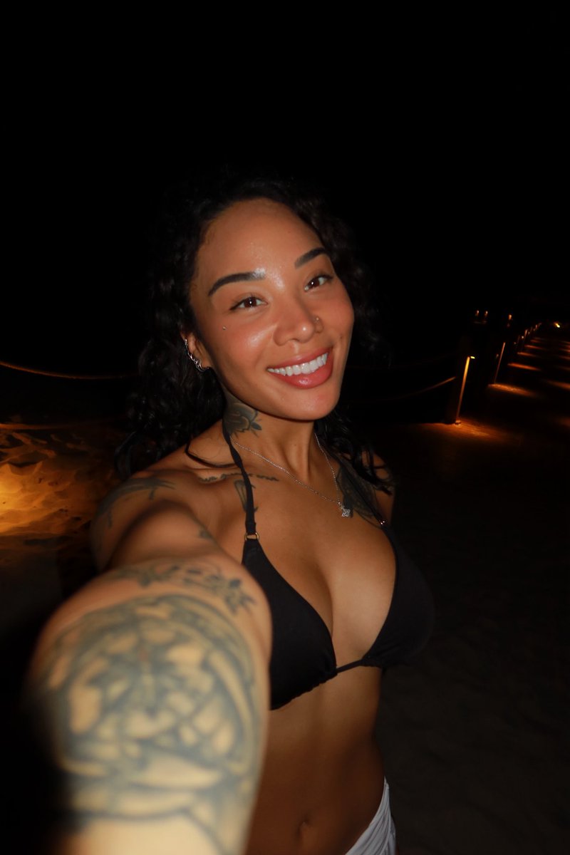 HoneyGoldxx's tweet photo. turned 33 on the low https://t.co/IcBeViuTRJ