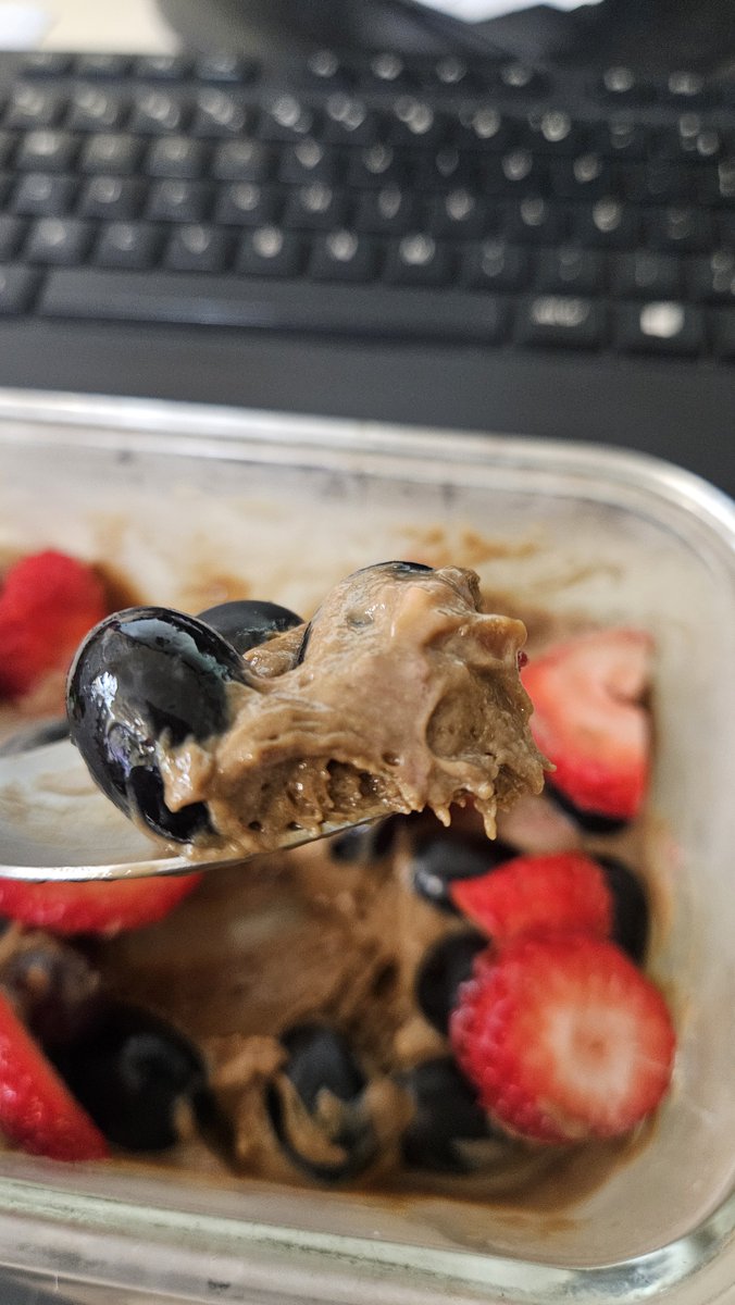 vulc4n0r's tweet photo. @jow_vana ultima vez que fui na feira eu comprei 2 bandejas de morango e comia todo dia com uva e whey de avelã, ontem foi minha última porção de morango... 😭 https://t.co/l658IkcERZ
