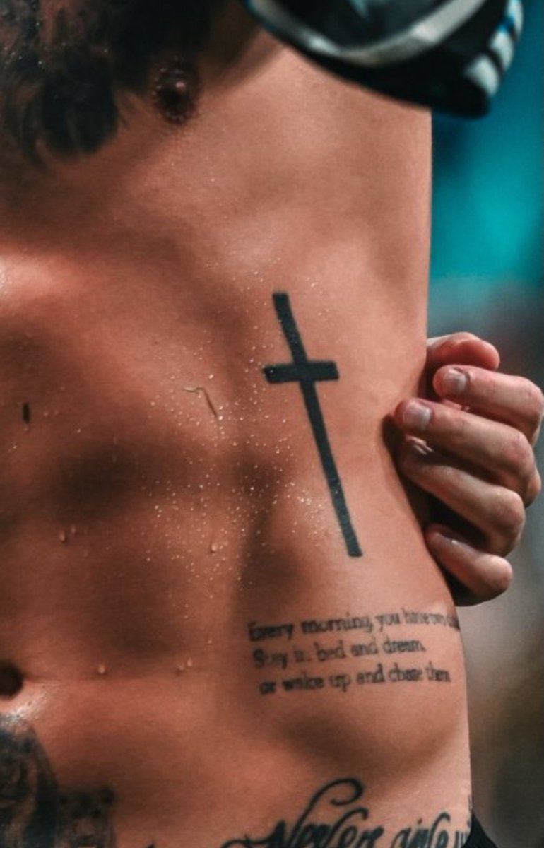 Flovesjulienzo's tweet photo. La mano de Juli tocando el torso desnudo de Enzo, acercandose a su tatuaje de la cruz, es como cuando la serpiente le dijo a Eva que coma el fruto prohibido https://t.co/jNBKtxpEix