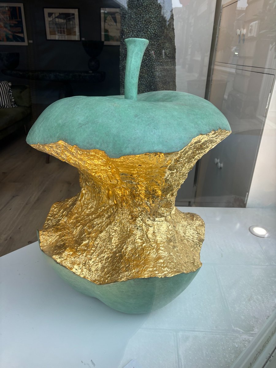 bucetuda1234's tweet photo. Golden dreams wrapped in the shell of an apple 🍏✨ https://t.co/fsjQqKoTSm