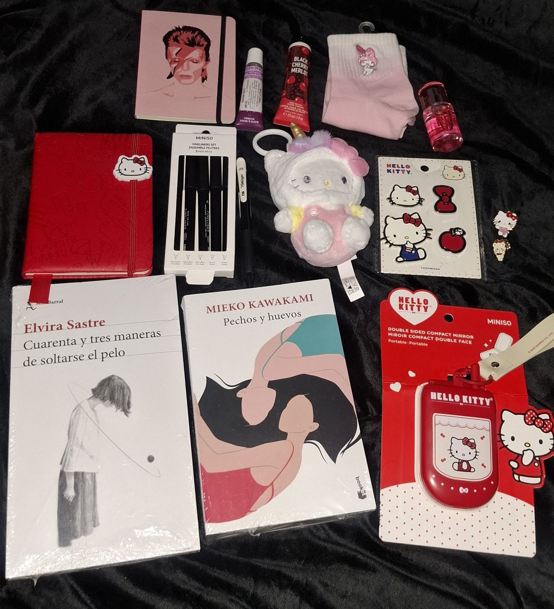 7hey0nana7's tweet photo. Haulsito de hace un tiempo, ameee esas libretas y mi kitty unicornio, extraño mucho ir de compras 🛍 https://t.co/izcygm5DMN