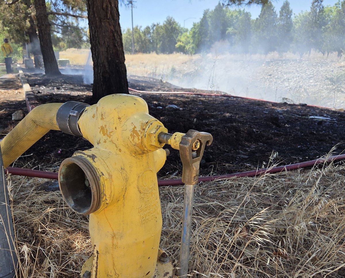 CALFIRE_ButteCo's tweet photo. Firefighters are at scene of a vegetation fire in the rocky ditch behind the Goodwill on Feather River Blvd. in Oroville. Spread is stopped and mopup operations are underway for the next few minutes. #WillFire https://t.co/axdMJvmJHW