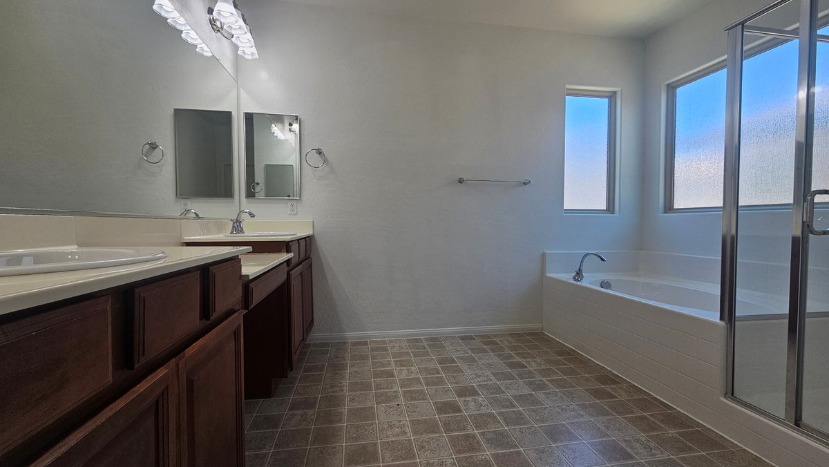 rentmaxpm's tweet photo. 🚨 NEW PROPERTY ALERT 🚨 
🏡 4 bed, 2 bath home with open layout, 9’ ceilings &amp; no carpet!
✨ Granite kitchen, stainless appliances &amp; walk-in pantry
🌴 Backyard oasis with patio + turf

📲 Schedule your showing 702-478-8800 https://t.co/zF9kQ0x3dq https://t.co/Kic2gPSZ2c