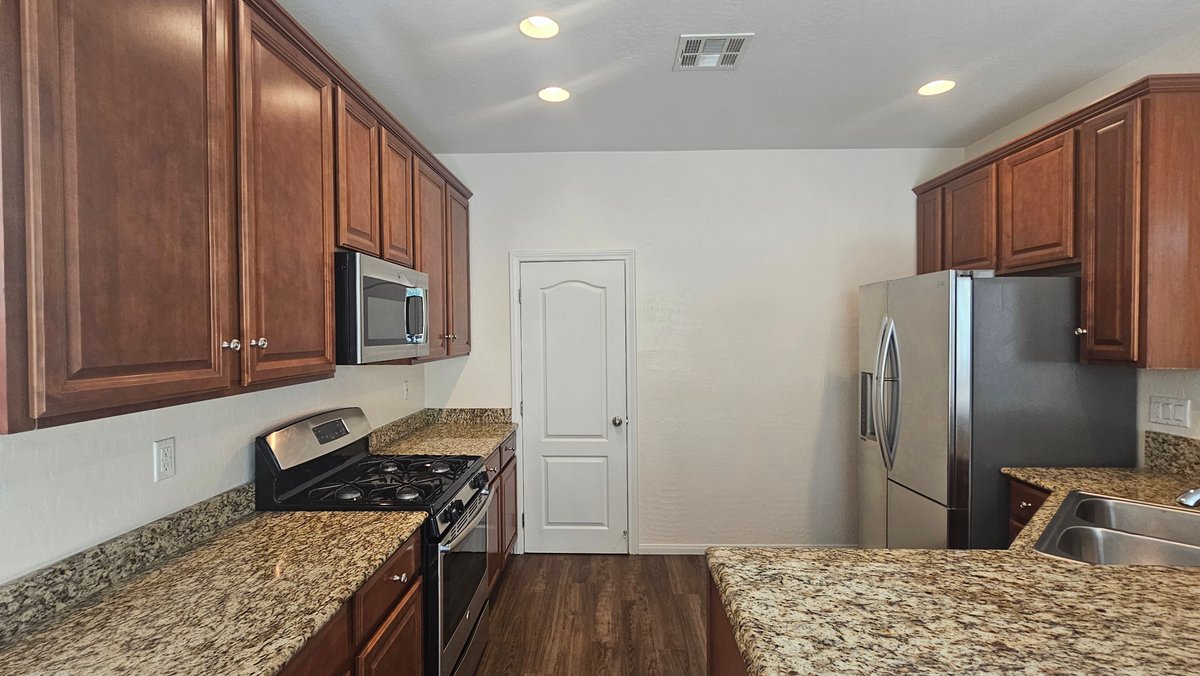 rentmaxpm's tweet photo. 🚨 NEW PROPERTY ALERT 🚨 
🏡 4 bed, 2 bath home with open layout, 9’ ceilings &amp; no carpet!
✨ Granite kitchen, stainless appliances &amp; walk-in pantry
🌴 Backyard oasis with patio + turf

📲 Schedule your showing 702-478-8800 https://t.co/zF9kQ0x3dq https://t.co/Kic2gPSZ2c