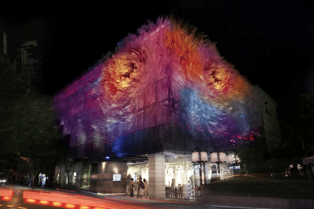 ansoyoung2005's tweet photo. Immersive light art show in downtown tonight! Vibrant color waves dancing across the ceiling—come feel the magic before it ends. https://t.co/7jIYOVS0pA