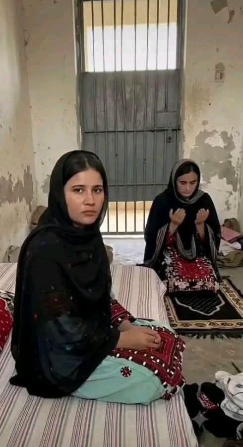 no_tec85286's tweet photo. امید کے آگے ٹوٹ جانا اچھا نہیں لگتا،
کسی کے آگے ہاتھ پھیلانا اچھا نہیں لگتا 
مجھے دینے والوں کی قطار میں رکھنا میرے مالک 
تیرے  در کے  سوا کہیں سر جھکانا اچھا نہیں لگتا 
 #ReleaseMahrangBaloch #Balochistan https://t.co/C6MFdXgvSO