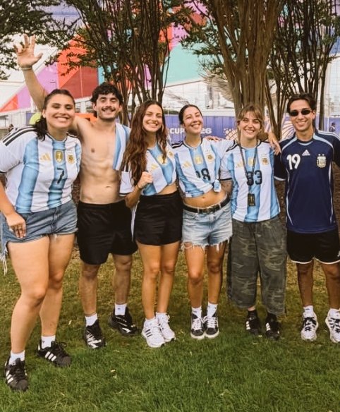 marinaariadna_'s tweet photo. Hagan feliz a un grupo de amigos (y a toda la comunidad que los sigue)! Queremos a TDT en la final del Mundial. Por favor! 🧡🧨🇦🇷 #tdtalafinaldelmundial https://t.co/jC60UPUwS9