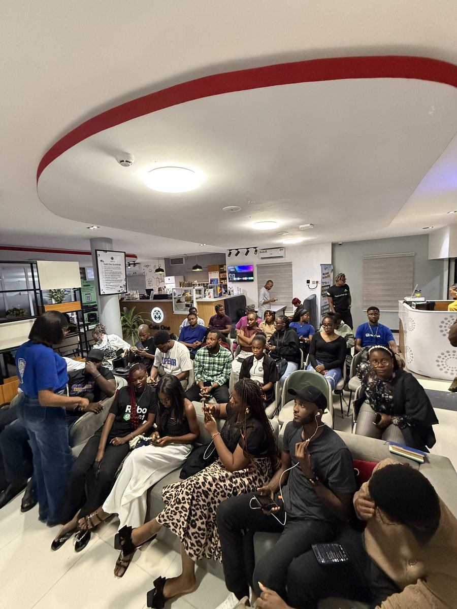 egbokavictory_'s tweet photo. It was an awesome evening at the @creatorsvilage earlier today😊🌴

I drove straight from the Wema Bank startup Pitch to Cafe one, our CV host. 

We met for our biweekly Trend Table Friday session. 

Like we always say “if we truly want to compete against the Olodo uprising thing, we need to find ways to meet and create our own conversations that will trend. 

Official videos and photos are coming soon.