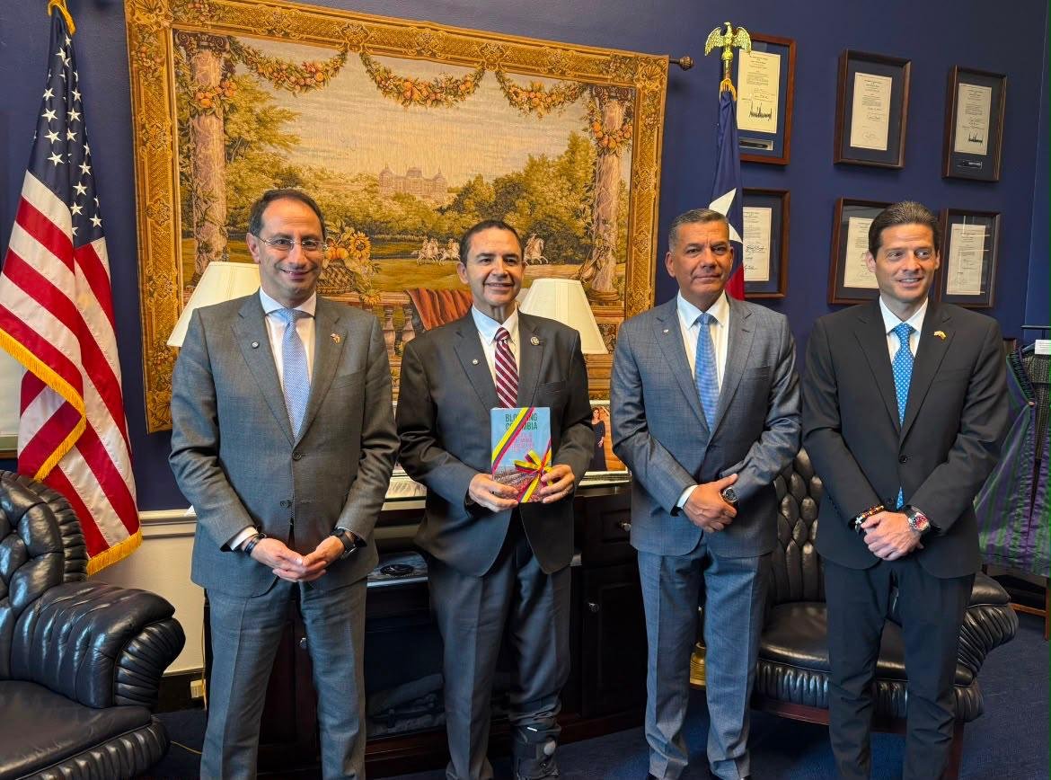 ELTIEMPO's tweet photo. 🔴 El regalo de José Manuel Restrepo a Washington:

Con el objetivo de simbolizar uno de los mayores casos de éxito en la relación comercial entre Estados Unidos y Colombia, uno de los regalos que llevó la delegación del Gobierno electo a Washington fue un libro de mesa sobre las flores de Colombia. 

La delegación encabezada por el vicepresidente José Manuel Restrepo lo entregó al secretario de Estado, Marco Rubio; al representante comercial de Estados Unidos, embajador Jamieson Greer; al Secretario de Comercio; a los congresistas con los que se reunió y también a agencias, y asociaciones empresariales que hicieron parte de la agenda. 

Fuente: Asocolflores