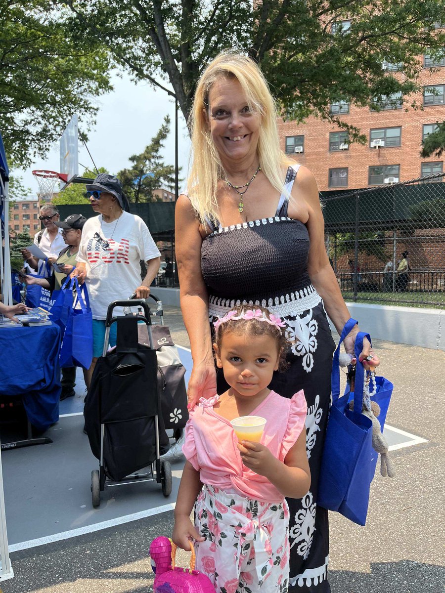 CathCharitiesBQ's tweet photo. โ๏ธ๐ Despite the summer heat, a refreshing breeze made for a perfect day at #CCBQ's 5th Annual Summerfest at Ocean Bay Apartments in #Arverne, #Queens!
#CCBQCares #BetheSolution #Summerfest #CommunityOutreach #CommunityStrong #HealthAndWellness #SYEP #QueensNY https://t.co/JdJy7roT4x