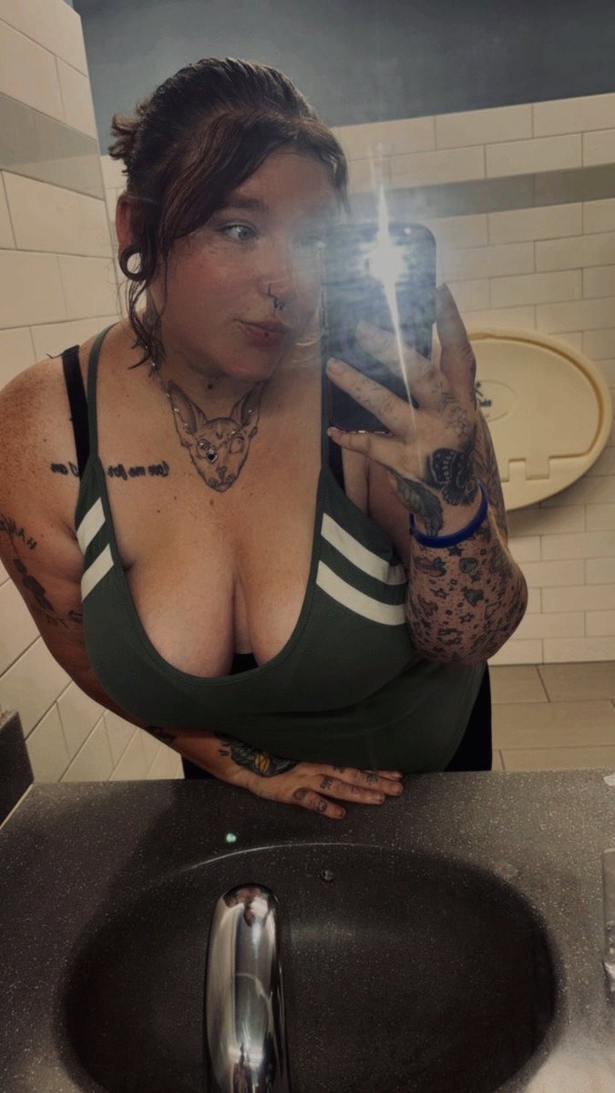ElizabethCarad3's tweet photo. Very hot day today 🥵 https://t.co/DKCnL3MEjr