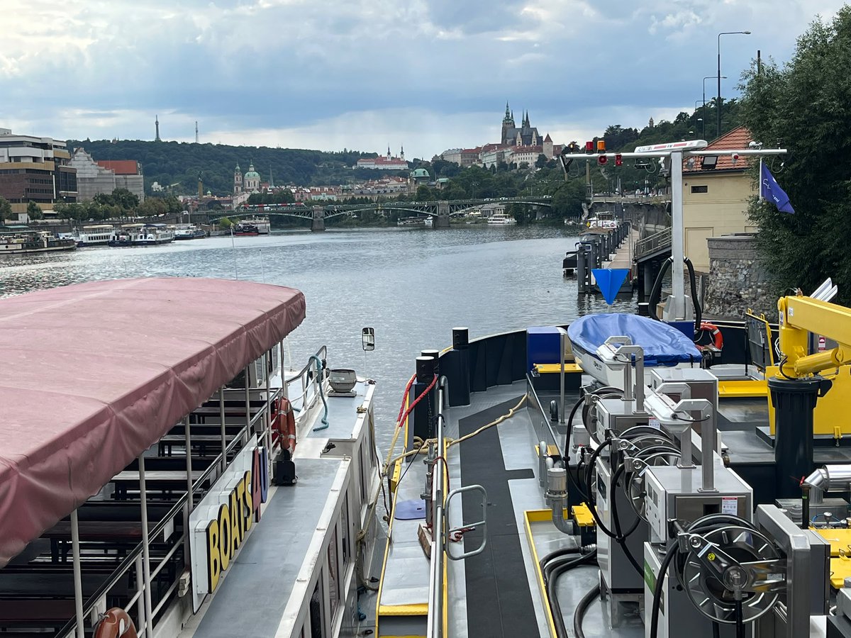 rvc_cr's tweet photo. 🚢  Na Vltavě v centru Prahy začala ve zkušebním provozu poskytovat služby nová servisní loď @rvc_cr, která dorazila do své cílové destinace na nábřeží E. Beneše. 
⛽ Nahradila téměř 30 let staré servisní plavidlo.
Lodě mohou tankovat naftu i benzín nebo odčerpávat odpadní vody. https://t.co/aByimRfvbh
